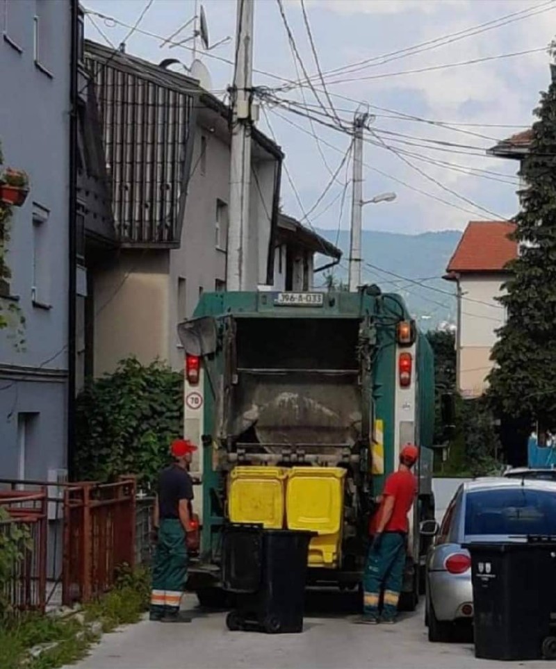 Fotografija na kojoj se žute i crne kante odlažu u isti kamion